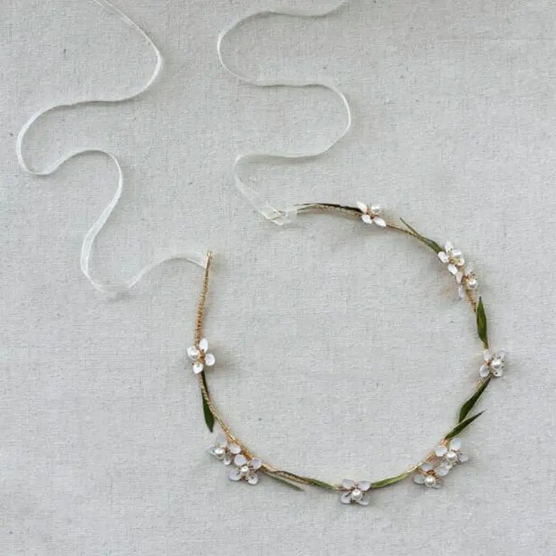 Smuk og enkel hårkrans med hvide emaljeblomster - Hårpynt med blomster og perler til bryllup, konfirmation og fest
