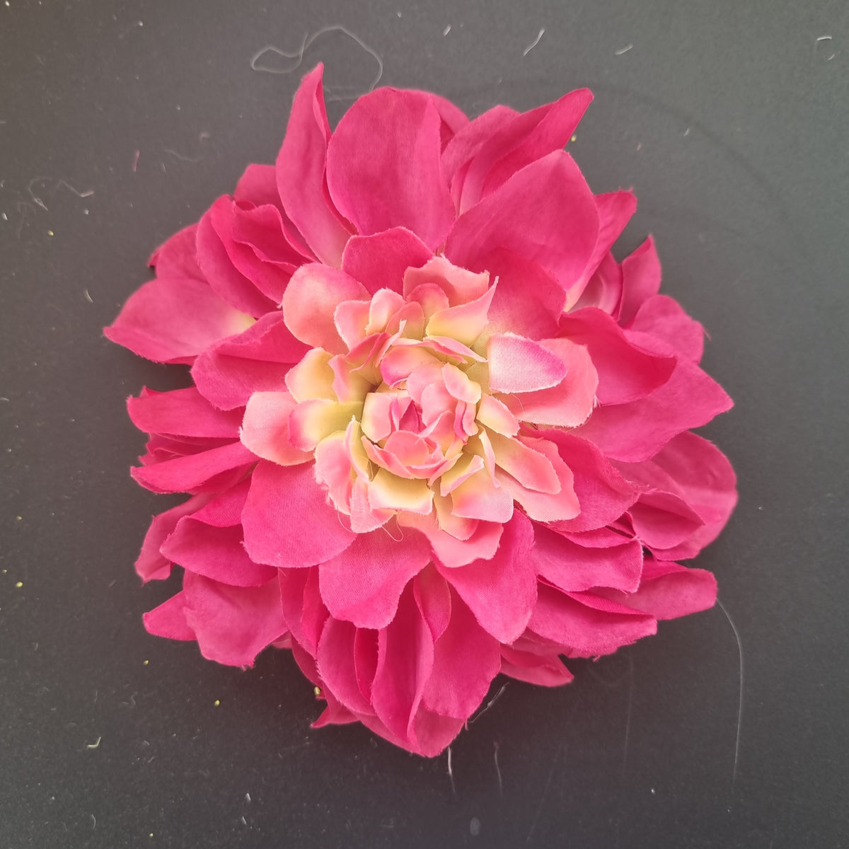 Stor dahlia i mørk pink - Hårpynt med blomster og perler til bryllup, konfirmation og fest