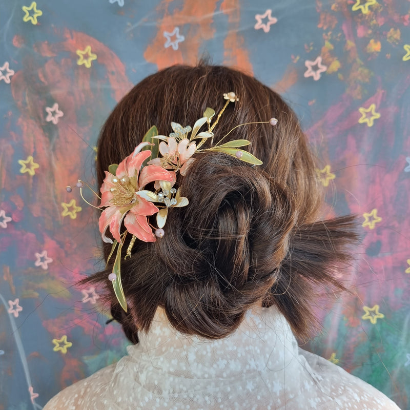 Hårsmykke med pink blomst - Hårpynt med blomster og perler til bryllup, konfirmation og fest