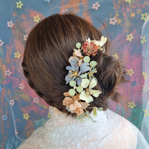 Hårsmykke i de fineste pastelfarver - Hårpynt med blomster og perler til bryllup, konfirmation og fest