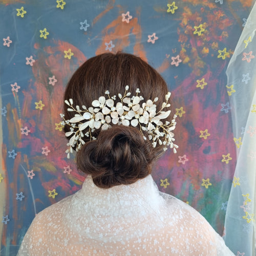 Det smukkeste store hårsmykke - Hårpynt med blomster og perler til bryllup, konfirmation og fest