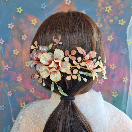 Stort hårsmykke med blomster - Hårpynt med blomster og perler til bryllup, konfirmation og fest