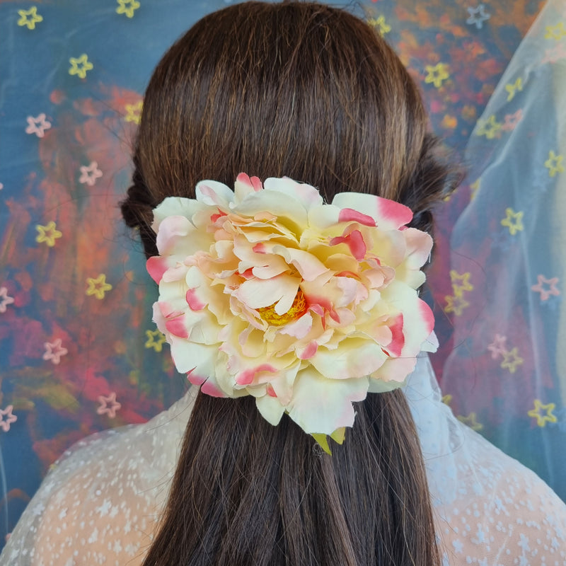 Cremehvid pæon med pink spidser - Hårpynt med blomster og perler til bryllup, konfirmation og fest