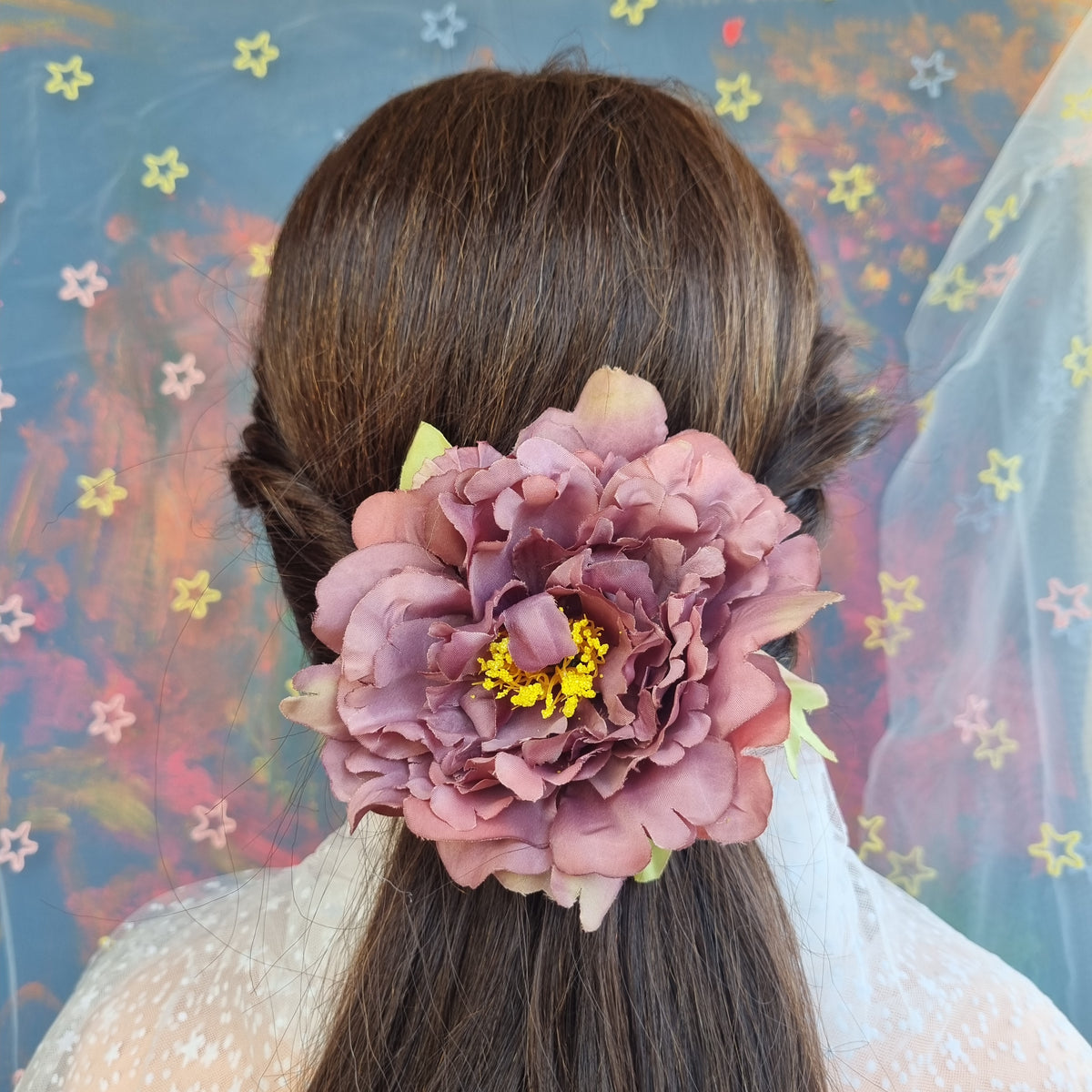 Blommefarvet pæon - Hårpynt med blomster og perler til bryllup, konfirmation og fest