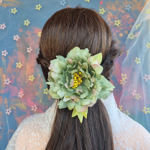 Grøn pæon - Hårpynt med blomster og perler til bryllup, konfirmation og fest