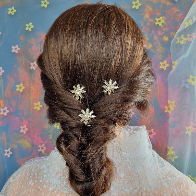 Sæt med tre søde hårnåle - Hårpynt med blomster og perler til bryllup, konfirmation og fest