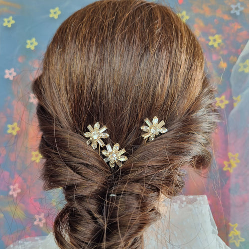 Sæt med tre søde hårnåle - Hårpynt med blomster og perler til bryllup, konfirmation og fest