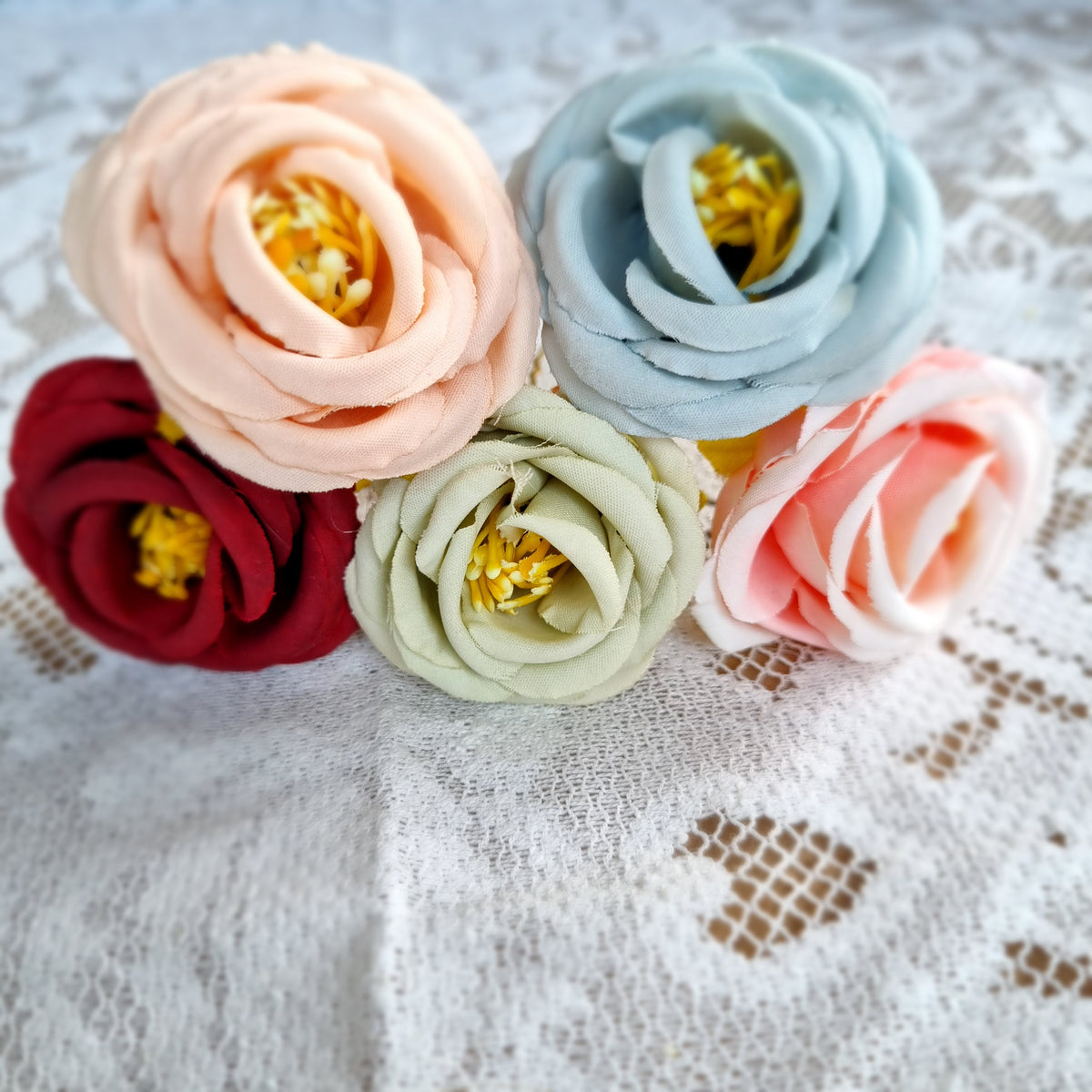 Fine pastelfarvede roser - Hårpynt med blomster og perler til bryllup, konfirmation og fest