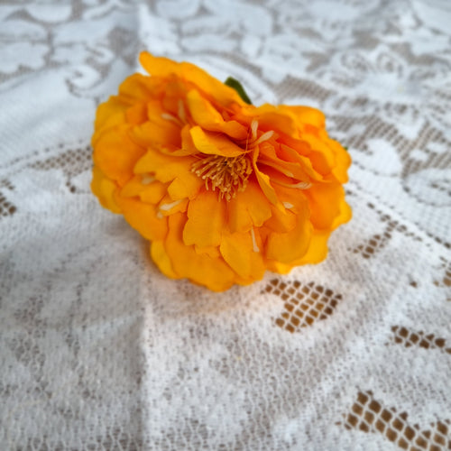 Lille gul blomst - Hårpynt med blomster og perler til bryllup, konfirmation og fest