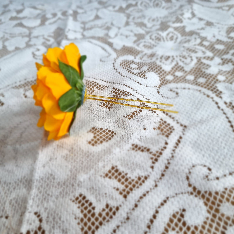 Lille gul blomst - Hårpynt med blomster og perler til bryllup, konfirmation og fest