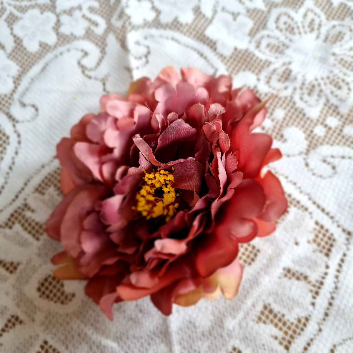 Blommefarvet pæon - Hårpynt med blomster og perler til bryllup, konfirmation og fest