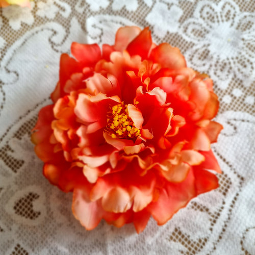 Pæon i lys koral - Hårpynt med blomster og perler til bryllup, konfirmation og fest