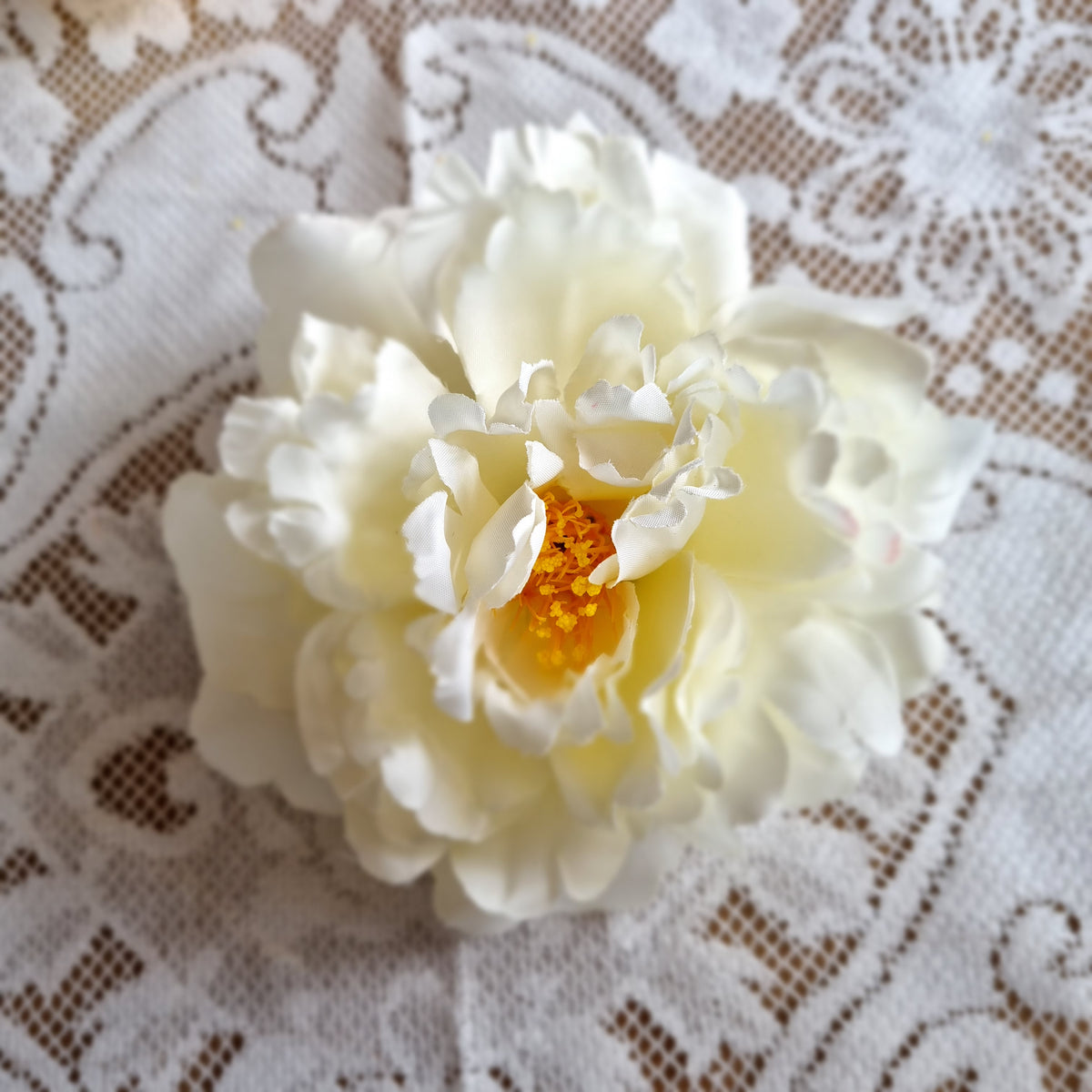 Fin hvid pæon - Hårpynt med blomster og perler til bryllup, konfirmation og fest