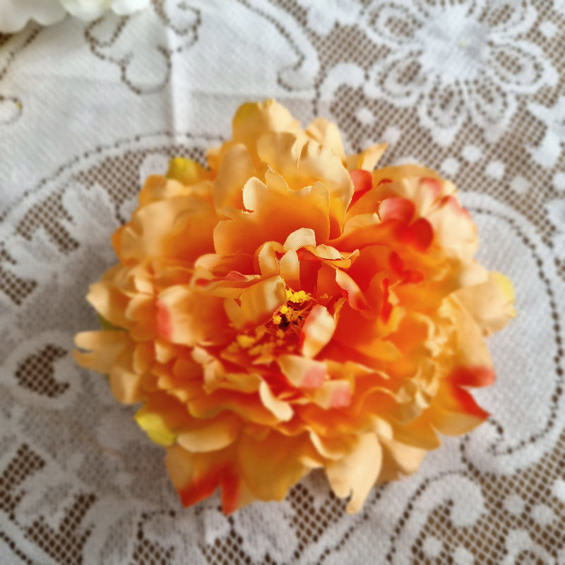 Pæon i den fineste abrikos - Hårpynt med blomster og perler til bryllup, konfirmation og fest