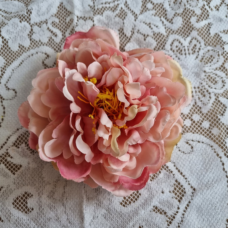 Stor pæon i støvet rosa - Hårpynt med blomster og perler til bryllup, konfirmation og fest