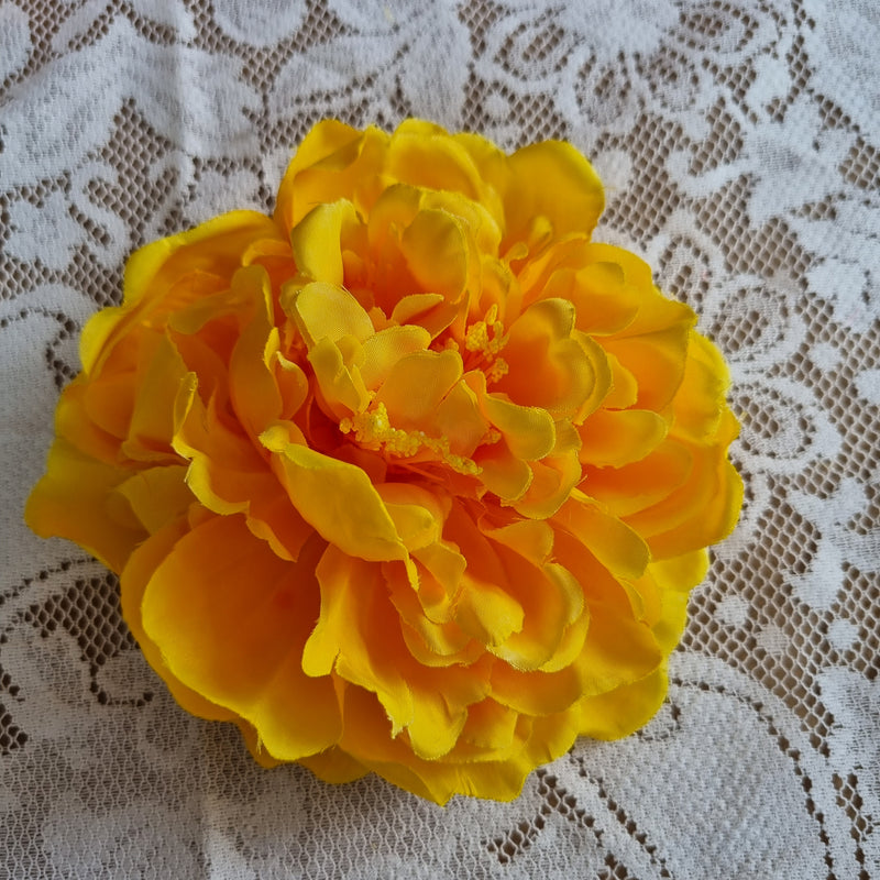 Den smukkeste gule pæon - Hårpynt med blomster og perler til bryllup, konfirmation og fest