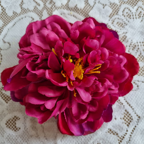 Smuk stor pæon i mørk pink - Hårpynt med blomster og perler til bryllup, konfirmation og fest