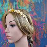 Tynd hårbøjle med guldblomster - Hårpynt med blomster og perler til bryllup, konfirmation og fest