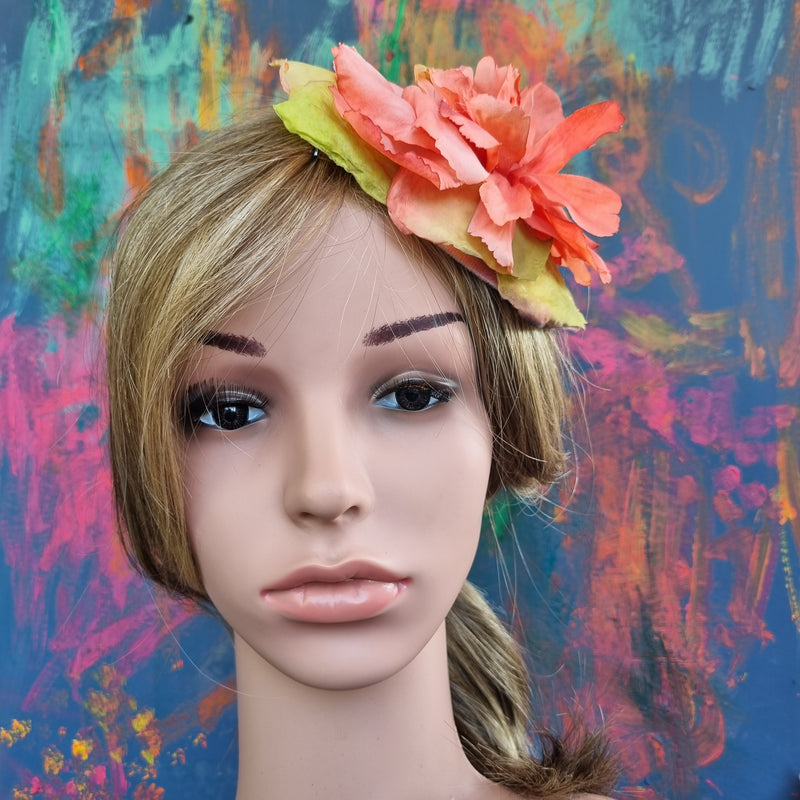 Fascinator med blomsterblade - Hårpynt med blomster og perler til bryllup, konfirmation og fest