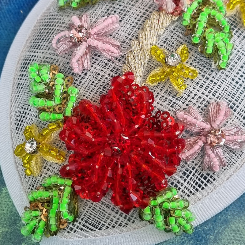 Sød fascinator med perleudsmykning - Hårpynt med blomster og perler til bryllup, konfirmation og fest