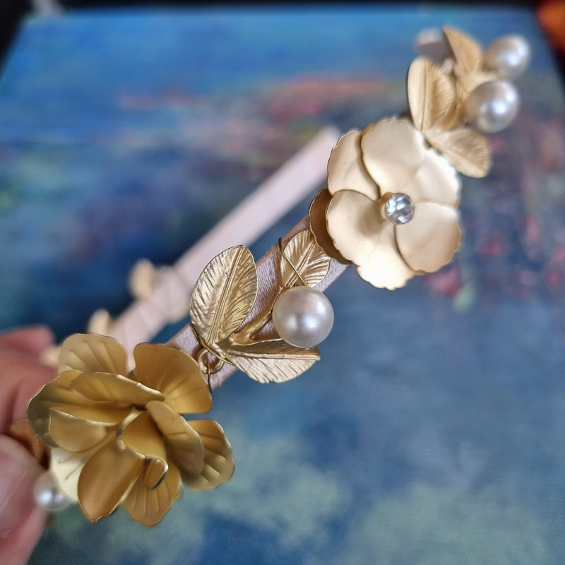 Tynd hårbøjle med guldblomster - Hårpynt med blomster og perler til bryllup, konfirmation og fest
