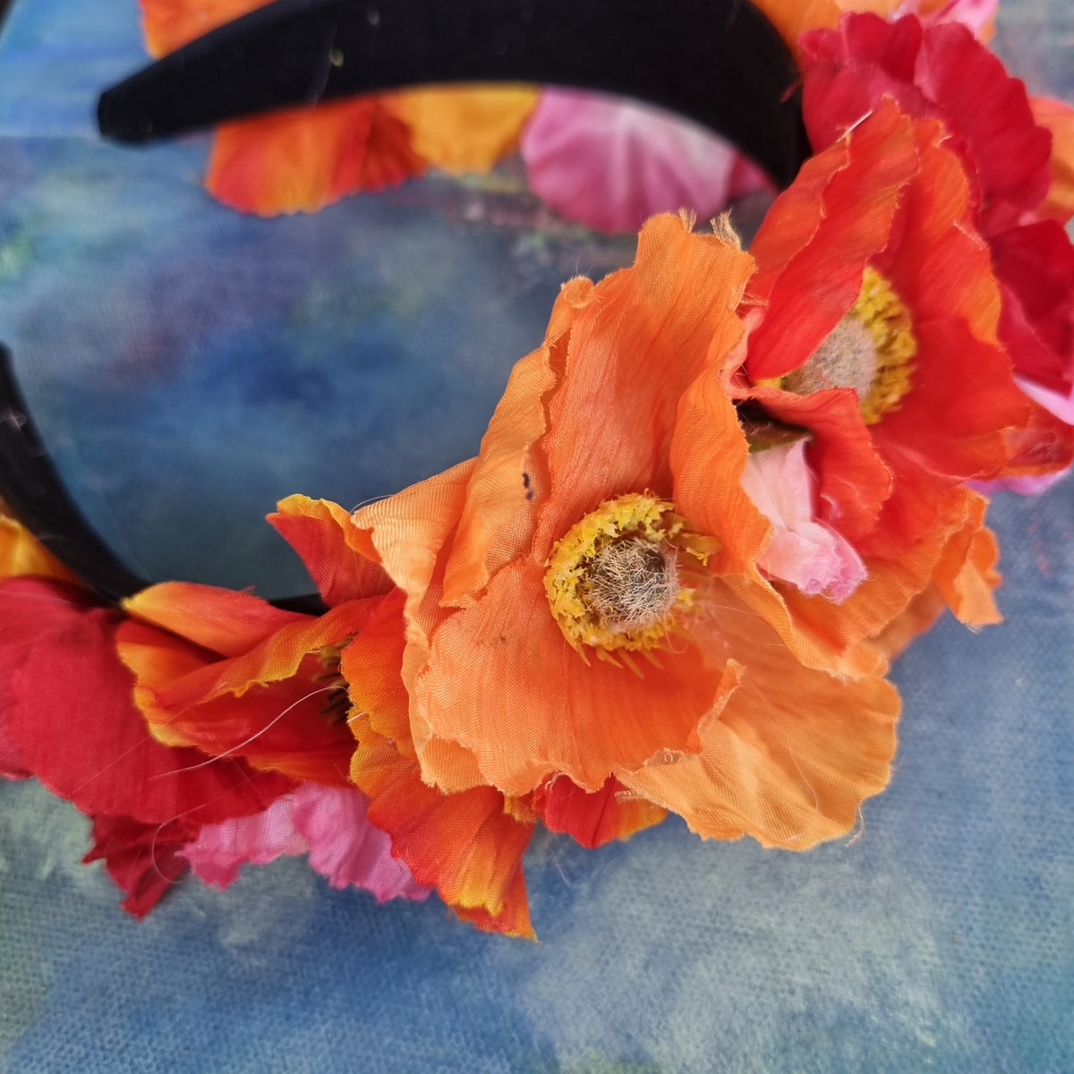 Smuk blomsterkrone med valmuer - Hårpynt med blomster og perler til bryllup, konfirmation og fest