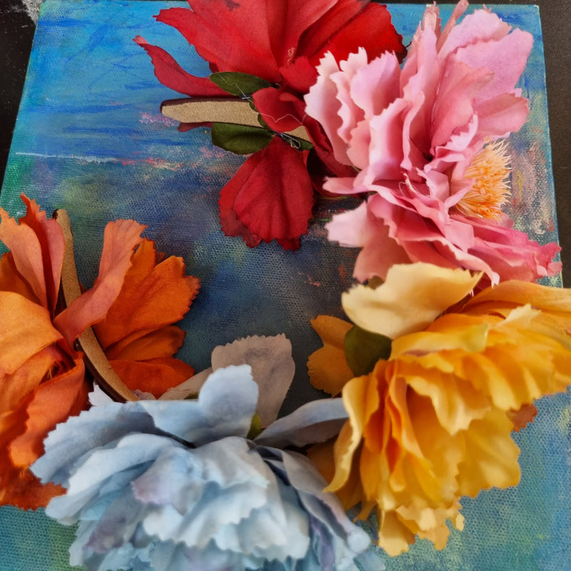 Blomsterkrone i fine farver - Hårpynt med blomster og perler til bryllup, konfirmation og fest
