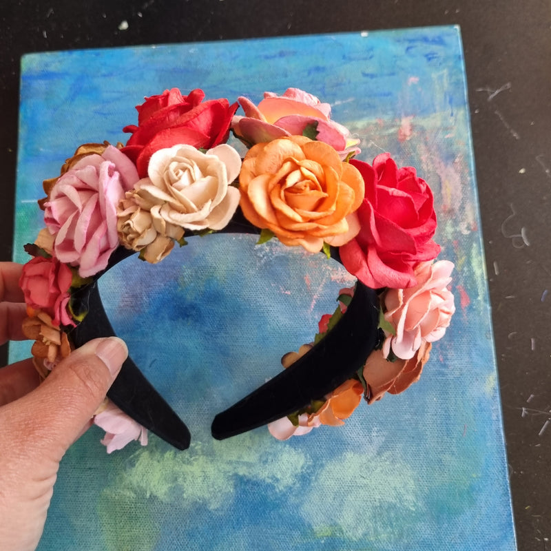 Den fineste hårbøjle med blomster i papir - Hårpynt med blomster og perler til bryllup, konfirmation og fest