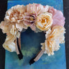Stor blomsterkrone i lyse farver - Hårpynt med blomster og perler til bryllup, konfirmation og fest