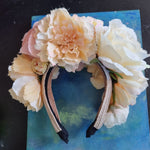 Stor blomsterkrone i lyse farver - Hårpynt med blomster og perler til bryllup, konfirmation og fest