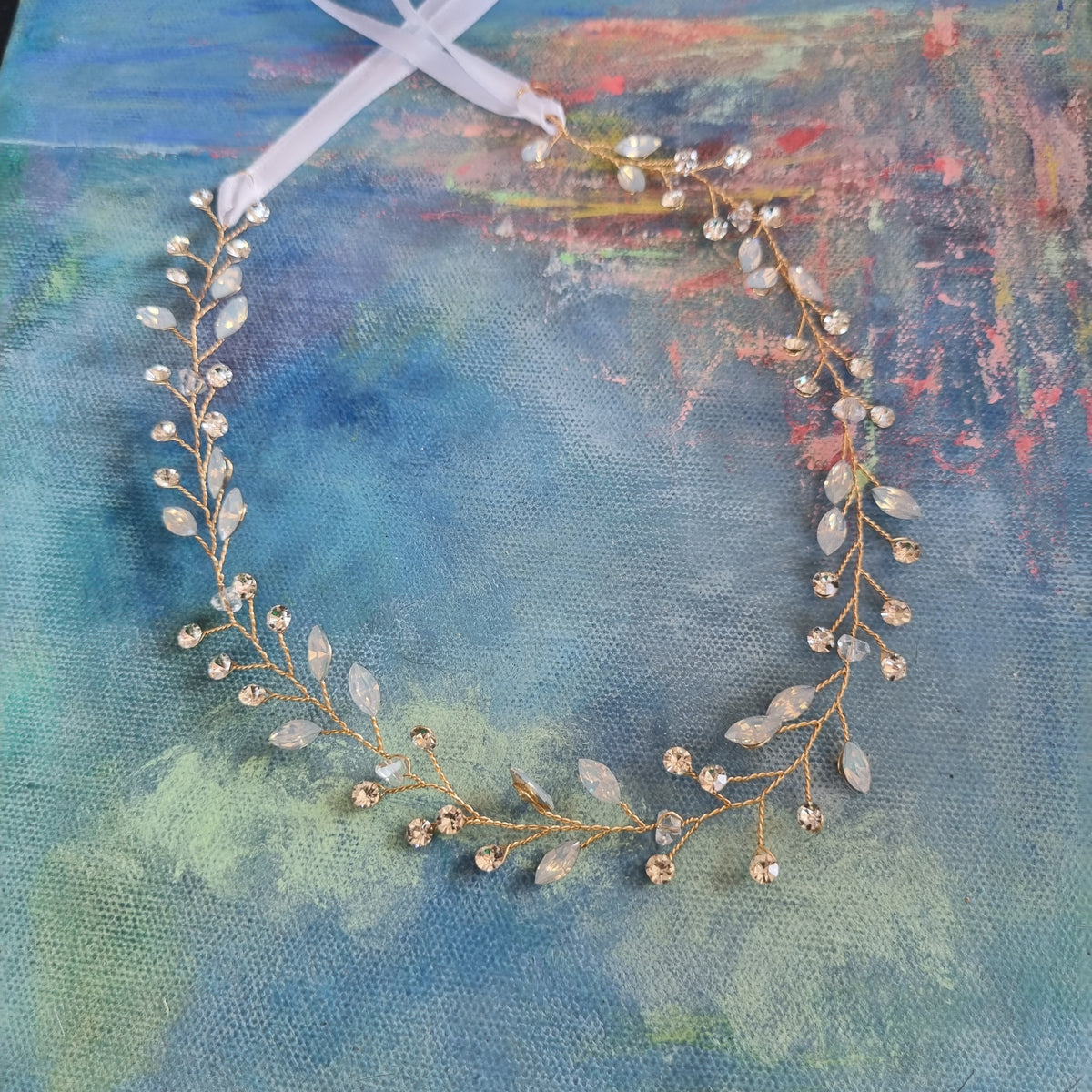 Fin enkel hårkæde - Hårpynt med blomster og perler til bryllup, konfirmation og fest