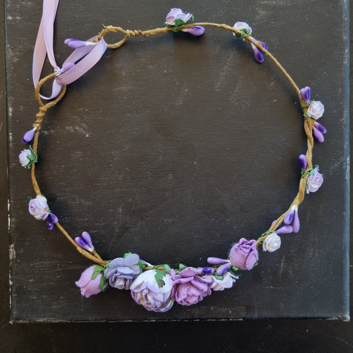 Assymmetrisk blomsterkrans med lavendelfarvede blomster - Hårpynt med blomster og perler til bryllup, konfirmation og fest