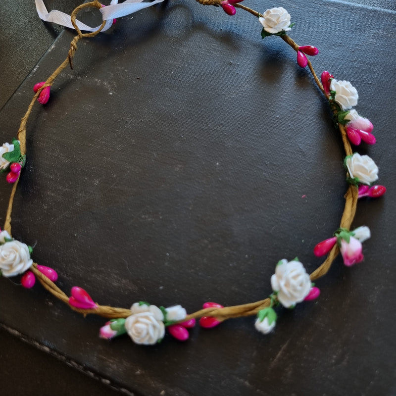 Blomsterkrans med hvide roser og pink bær - Hårpynt med blomster og perler til bryllup, konfirmation og fest