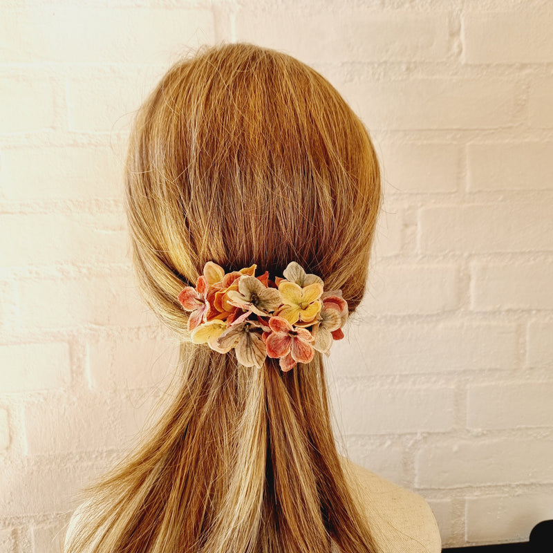 Lille hårnål med hortensia - multifarvet - Hårpynt med blomster og perler til bryllup, konfirmation og fest