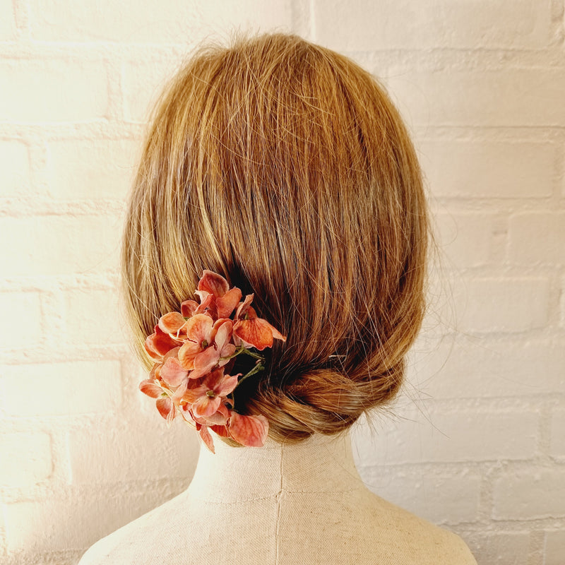 Lille hårnål med hortensia - Rød - Hårpynt med blomster og perler til bryllup, konfirmation og fest