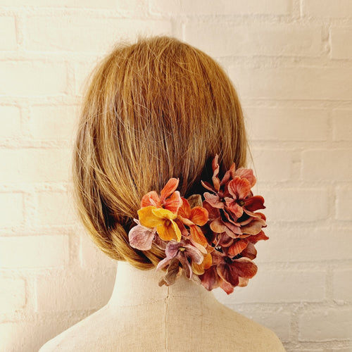 Lille hårnål med hortensia - multifarvet - Hårpynt med blomster og perler til bryllup, konfirmation og fest