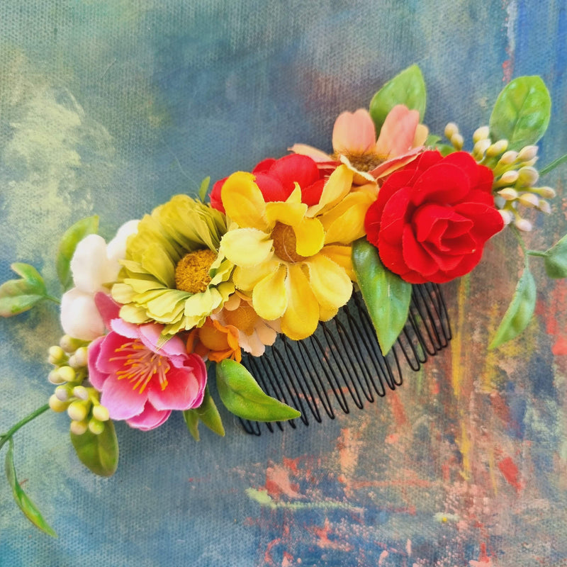 Hårkam med blomster i forårsfarver - Hårpynt med blomster og perler til bryllup, konfirmation og fest