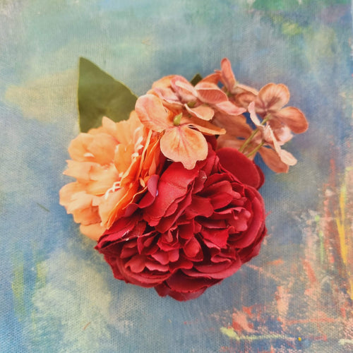 Blomsterspænde i rød og fersken - Hårpynt med blomster og perler til bryllup, konfirmation og fest