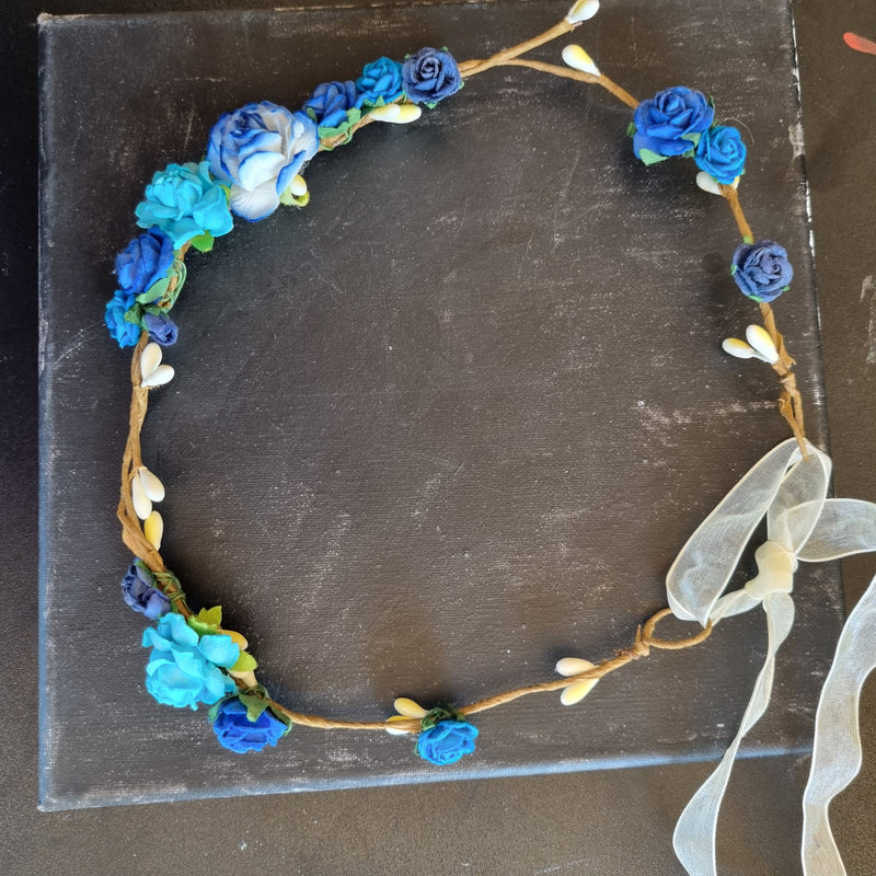 Krans med blomster i blå og tyrkis - Hårpynt med blomster og perler til bryllup, konfirmation og fest
