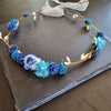 Krans med blomster i blå og tyrkis - Hårpynt med blomster og perler til bryllup, konfirmation og fest