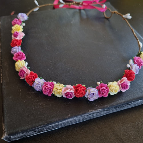Blomsterkrans med små farverige roser - Hårpynt med blomster og perler til bryllup, konfirmation og fest