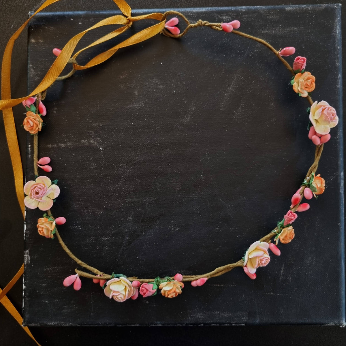 Blomsterkrans med blomster i orange nuancer - Hårpynt med blomster og perler til bryllup, konfirmation og fest