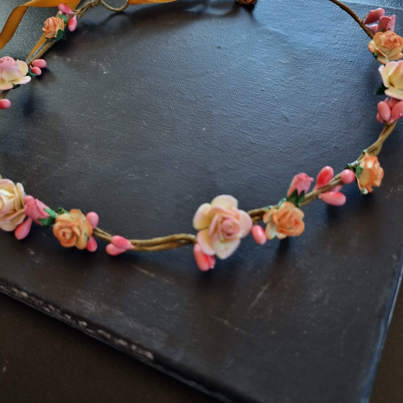 Blomsterkrans med blomster i orange nuancer - Hårpynt med blomster og perler til bryllup, konfirmation og fest