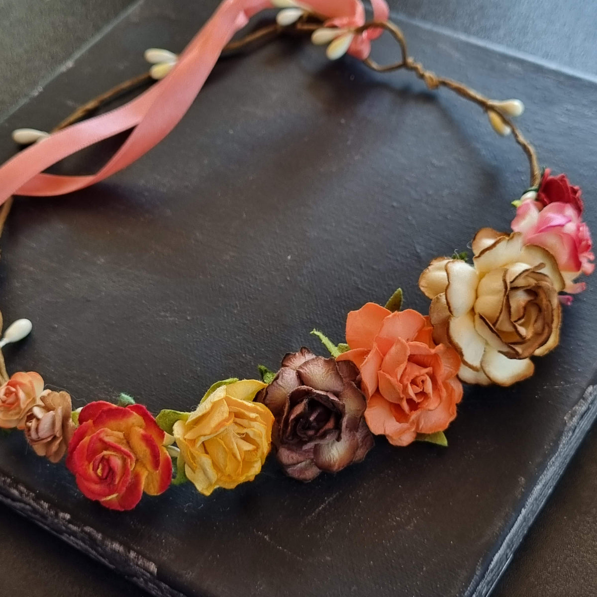 Asymmetrisk efterårskrans - Hårpynt med blomster og perler til bryllup, konfirmation og fest