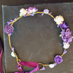 Blomsterkrans med lilla blomster - Hårpynt med blomster og perler til bryllup, konfirmation og fest