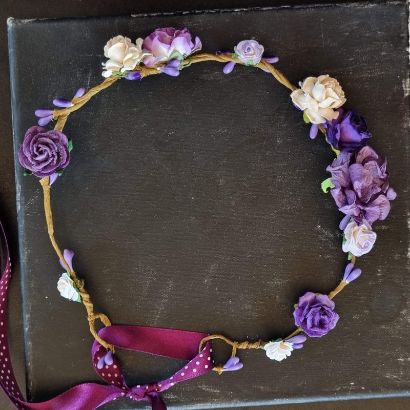 Blomsterkrans med lilla blomster - Hårpynt med blomster og perler til bryllup, konfirmation og fest
