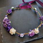 Blomsterkrans med lilla blomster - Hårpynt med blomster og perler til bryllup, konfirmation og fest