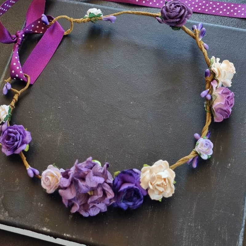 Blomsterkrans med lilla blomster - Hårpynt med blomster og perler til bryllup, konfirmation og fest