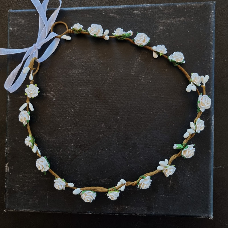 Blomsterkrans med små hvide roser - Hårpynt med blomster og perler til bryllup, konfirmation og fest
