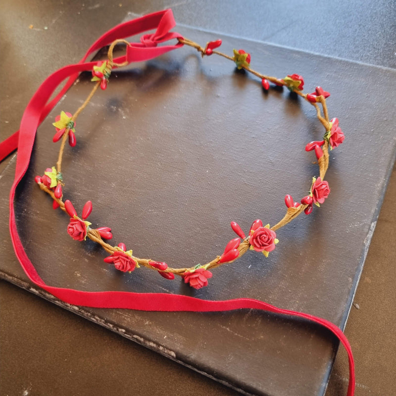 Blomsterkrans i røde farver - Hårpynt med blomster og perler til bryllup, konfirmation og fest